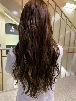 ロング ヨシミ カズヤのヘアスタイル