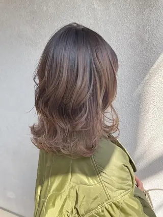 ミディアム カラー 小坂 真子のヘアスタイル