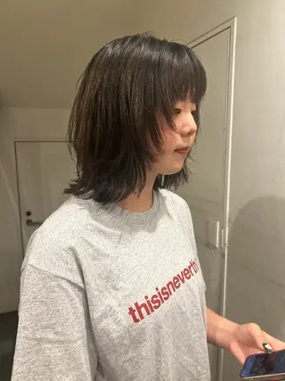 ミディアム hen所属・心斎橋/レイヤー/ ブリーチ/モエのヘアスタイル