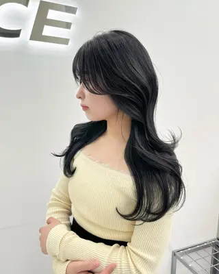 ロング カラー 韓国暗髪🇰🇷レイ ヤー🤍THREEのヘアスタイル
