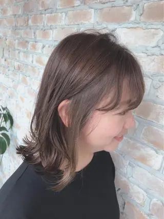 ミディアム 伊藤 康乃のヘアスタイル