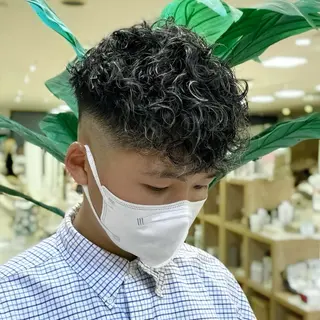 ショート パーマ メンズ 銀座メンズNo1🦚 ブリーチ🌿レイヤーのヘアスタイル