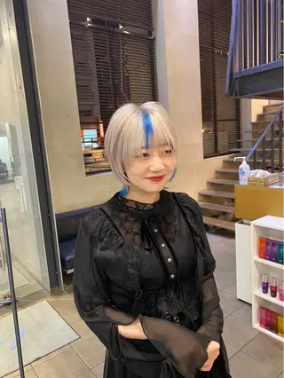 ショート 耳つぼS認定講師 ×ハイトーンカラーのヘアスタイル