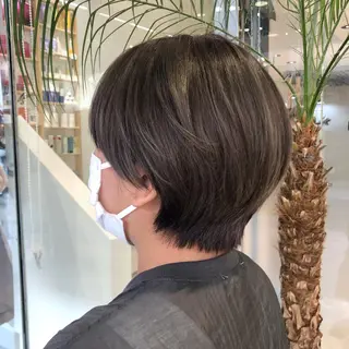 ショート カラー レイヤー/顔まわり カット/地毛風カラーのヘアスタイル