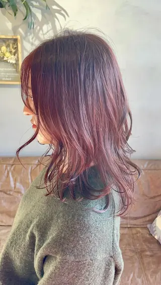 ミディアム 相澤 優色のヘアスタイル