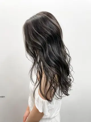 ロング 白いハイライト🤍 タナカリョウスケのヘアスタイル