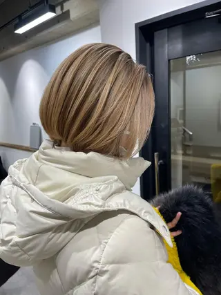 ショート カラー FOLK所属・白髪ぼかしハイライト バレイヤージュヤマトのヘアスタイル