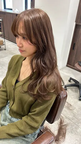 セミロング カラー オリーブベージュ/ ブリーチなし透明感のヘアスタイル