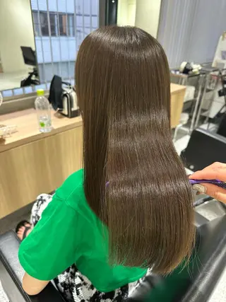 ロング ブリーチ/ハイトーン 艶カラー/ユリナのヘアスタイル