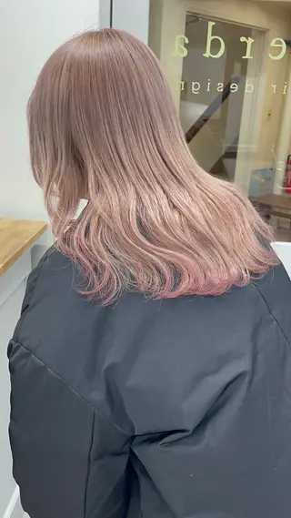 セミロング カラー ウルフカットモデル 🧃Shionのヘアスタイル