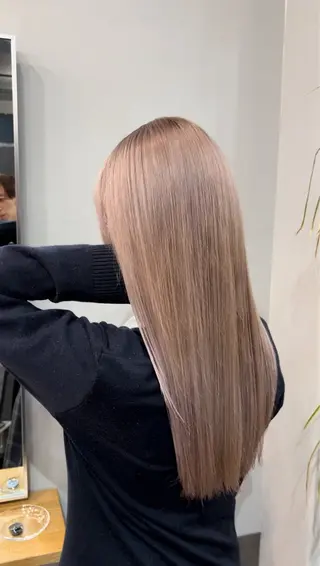 セミロング カラー ミルクティーカラー グレージュ　高山慧輔のヘアスタイル