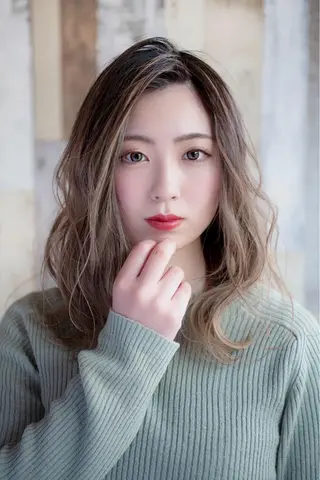 ミディアム カラー Aile所属・酸性ストレート／カラ ー/山下高明のヘアスタイル