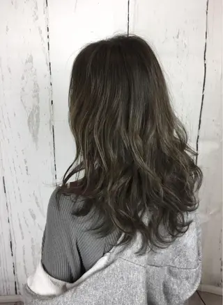 セミロング 韓国レイヤー外国人風 透明感カラー髪質改善のヘアスタイル