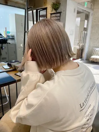 ミディアム カラー 髙橋一哉　ブリーチ/ ベージュカラーのヘアスタイル