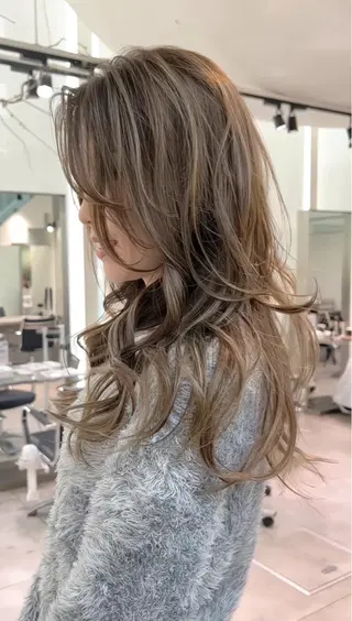 ロング カラー CHERIEブリーチ ダブルカラー 天神のヘアスタイル