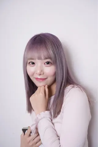 セミロング カラー パーマ ヘアアレンジ アイブロウ 推し活専用 【派手髪】飯野ゆかりのヘアスタイル