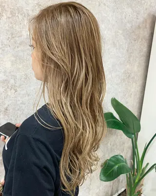 ロング Ripps長居所属・メテオ ／ヘアカラー 西川菜実のヘアスタイル