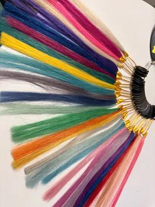 あやか/ハイトーンカ ラー/デザインカラーのヘアスタイル