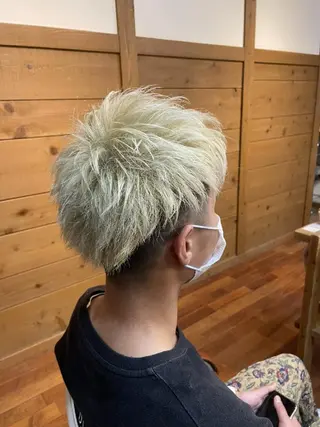 ショート メンズ カラー 足立 悠輔のヘアスタイル