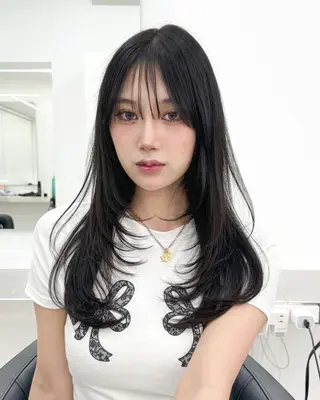 ロング カラー 韓国暗髪🇰🇷レイ ヤー🤍THREEのヘアスタイル