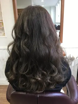 カラー 塩崎 明菜のヘアスタイル