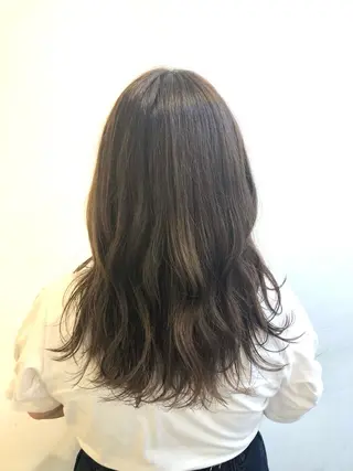 ロング カラー 岩谷 愛依のヘアスタイル