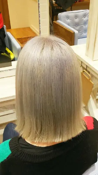 カラー セミロング LUXBE GALLERY なんば駅前店所属・ラックスビーギャラリ ー AKICOのヘアスタイル