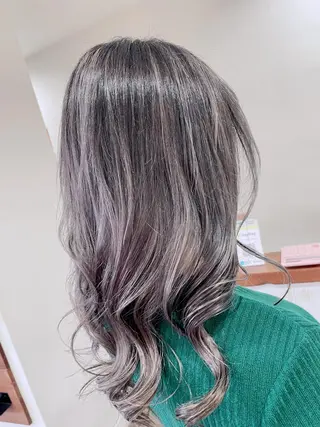 セミロング カラー 塩崎 明菜のヘアスタイル