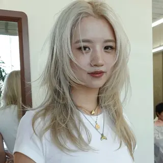 ミディアム カラー ニュアンスレイヤー ハイトーンカラーのヘアスタイル