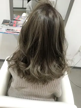 セミロング ロング カラー 吉本 yoshimotoのヘアスタイル