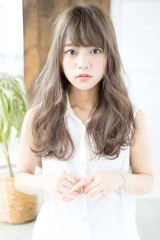 ロング Soleriaソレリア所属・おしゃれ染めで白髪 ぼかし/山口玲緒奈のヘアスタイル