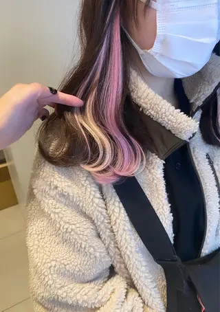 セミロング カラー エクステ／インナー カラー 礒野朱里のヘアスタイル