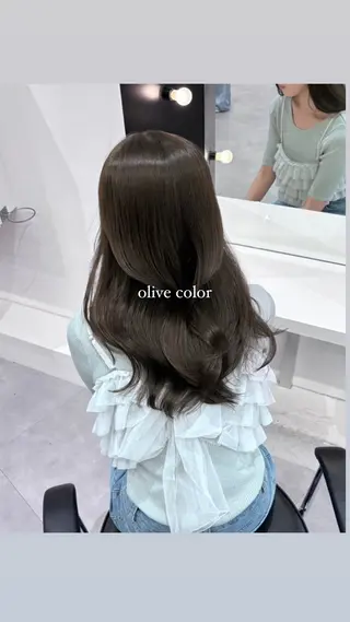 ロング ブリーチなしカラー /ベージュカラーのヘアスタイル