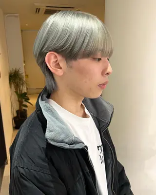 カラー メンズ RAIMA ハイトーン/ベージュのヘアスタイル