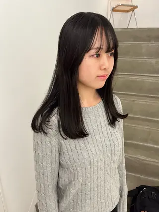 セミロング e･n･u烏丸所属・やまのうち もえのヘアスタイル