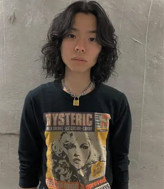 ミディアム パーマ メンズ パーマ、髪質改善 カズマのヘアスタイル