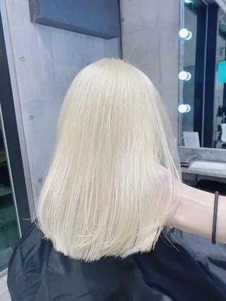 セミロング JuNブリーチに 縮毛矯正するプロのヘアスタイル