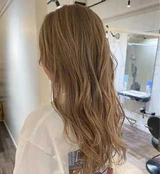 ロング カラー 梅田ハイトーン チダ ヒナノのヘアスタイル