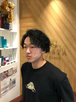ショート パーマ メンズ 鈴村 大介のヘアスタイル