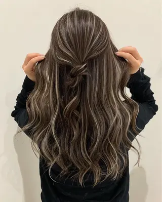 カラー 服部 しおんのヘアスタイル