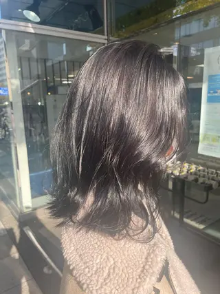 ミディアム カラー アートディレクター 尾内 友美のヘアスタイル