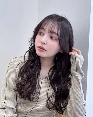 セミロング パーマ 髪質改善カラー Unami 太田英寿のヘアスタイル