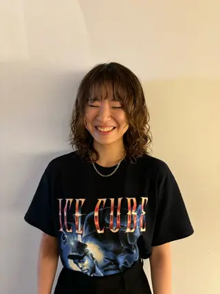 ミディアム ウシロダ メグミのヘアスタイル