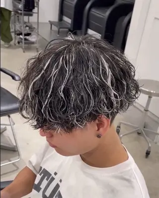 ショート カラー パーマ メンズ キッズ 岩本晴佳/波巻きパー マ/フェザーパーマのヘアスタイル