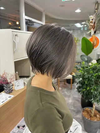 ショート カラー hoNua. 栄/透明感カラーのヘアスタイル