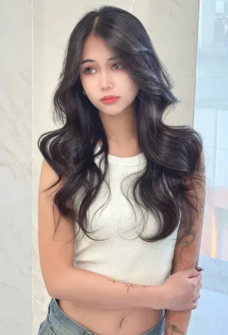 ロング 臼杵 晴のヘアスタイル