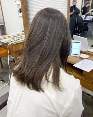ミディアム カラー オリーブ/アッシュ やわらか透明感カラーのヘアスタイル