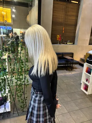 セミロング カラー 耳つぼS認定講師 ×ハイトーンカラーのヘアスタイル