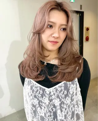 ロング カラー mizuki/ピンク ベージュ.レイヤーのヘアスタイル