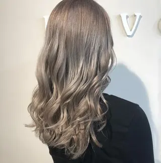 セミロング カラー 🌈8月末までシャ イン輝きハイトーン✨のヘアスタイル